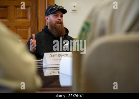 Sam Bowen, surintendant d'équipage, Mark Twain National Forest Veteran Crew, prononce des remarques lors d'une table ronde avec le secrétaire américain à l'Agriculture Brooke Rollins au siège de l'USDA le mardi 18 février 2025. Les participants à la table ronde se sont déployés sur les incendies de Californie du Sud et comprennent des membres du Mark Twain National Forest Veteran Crew, basé à Cassville, Missouri, et du Angeles National Forest Engine Crew, basé à Arcadia, Californie. (Photo USDA de Tom Witham) Banque D'Images