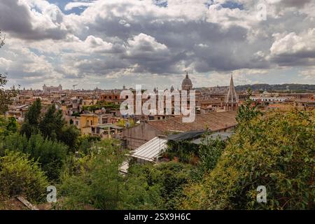 Panorama romain avec les dômes du Vatican depuis le splendide parh de Pamphili. Banque D'Images