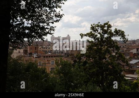 Panorama romain avec les dômes du Vatican depuis le splendide parh de Pamphili. Banque D'Images