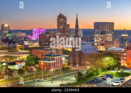 Syracuse, New York, USA ville skyline au crépuscule. Banque D'Images