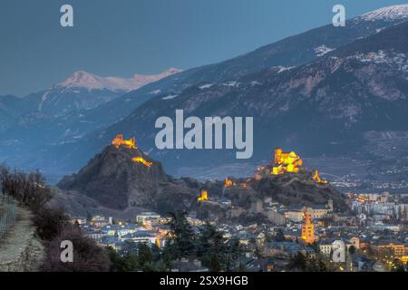 Sion (en français de Sitten en allemand) est la capitale du canton du Valais, en Suisse. La ville s'est développée au pied de deux collines, chacune de wh Banque D'Images