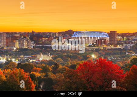 Syracuse, New York, USA paysage urbain du centre-ville en automne à l'aube. Banque D'Images