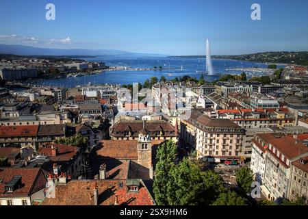 Vue aérienne de Genève (Genève/Genf) depuis la tour nord de la cathédrale St-Pierre sur les fronts de la ville des deux côtés du Rhône comme il coule o Banque D'Images