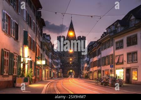 La porte Spalentor de style gothique servait à garder l'entrée ouest de la forteresse médiévale de Bâle, aujourd'hui en Suisse. Il a été construit en 1370 toge Banque D'Images