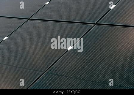 Gros plan de la surface des cellules de panneau solaire. L’énergie solaire est une énergie renouvelable et propre. Mise au point sélective. Banque D'Images