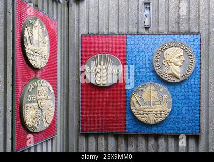 Peintures murales en béton et mosaïque de pièces de monnaie romaines réalisées par les membres fondateurs de la Colchester Art Society Henry Collins et Joyce Pallot dans un métro. Banque D'Images