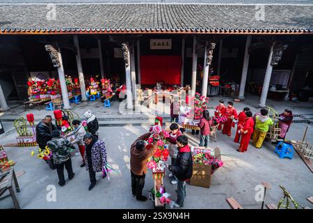 Pékin, province chinoise du Zhejiang. 22 janvier 2025. Des bénévoles et des villageois font des décorations festives traditionnelles dans le village de Fengjiangzhou de la ville de Zhuji, province du Zhejiang de l'est de la Chine, 22 janvier 2025. Crédit : Xu Yu/Xinhua/Alamy Live News Banque D'Images