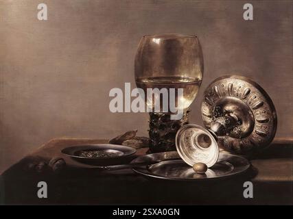 CLAESZ., Pieter (b. CA. 1597, Steinfurt, d. 1661, Haarlem) nature morte avec verre à vin et bol d'argent - huile sur bois, 42 x 59 cm Staatliche Museen, Berlin il convient de noter que dans cette 'banketje' monochrome, qui est dominée par les nuances de gris, vert et argent, les éléments de la peinture ont été réduits à un petit nombre de navires. Ainsi, la composition de la peinture est déterminée par un gobelet en argent renversé, un verre à vin à moitié vide et deux plaques d'étain. Bien qu'il s'agisse d'une nature morte de petit-déjeuner (un onbijtje), pratiquement aucun aliment n'est montré, mais seulement le reste clairsemé Banque D'Images