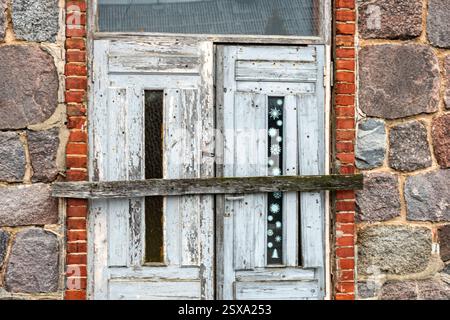 Ancien bâtiment en pierre abandonné et divers détails de maison, Lettonie Banque D'Images