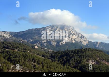 Vue depuis l'ouest de la montagne du Mont Sainte-victoire surmontée de nuages près d'Aix-en-Provence Provence France Banque D'Images