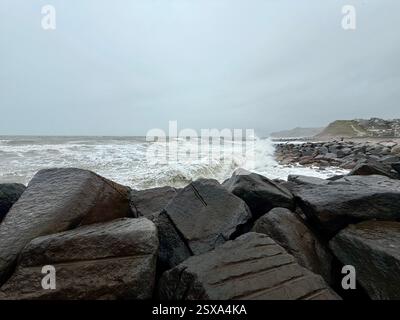 West Bay, Dorset : défenses maritimes et Rough Sea Banque D'Images