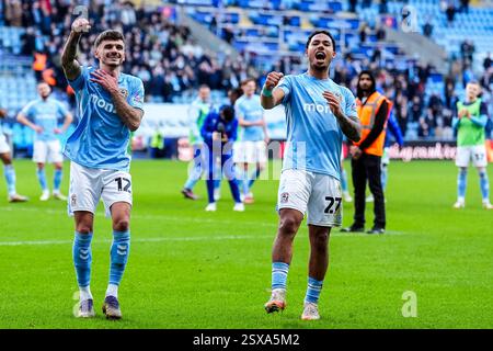 COVENTRY, ANGLETERRE - 22 FÉVRIER : Jamie Paterson de Coventry City et Milan van Ewijk de Coventry City célèbrent la victoire de leur équipe après le match du Sky Bet Championship entre Coventry City FC et Preston North End FC à la Coventry Building Society Arena le 22 février 2025 à Coventry, Angleterre. (Photo de René Nijhuis/MB Media) Banque D'Images