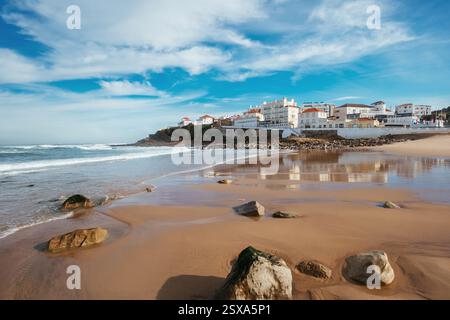 Beautyfull océan Atlantique Apple Beach paysage côtier avec vagues mousseuses. Photographiant le paysage tôt le matin à Praia das Macas, Portugal. Banque D'Images