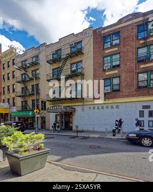 La maison funéraire chinoise Wah Lai occupe le rez-de-chaussée du 22 Mulberry Street, un immeuble de quatre étages en briques dans le quartier chinois de New York. Banque D'Images