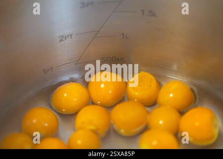 Confection maison avec des fruits frais - gros plan de groseilles à maquereau du Cap / physalis bouillant dans une casserole. . Banque D'Images