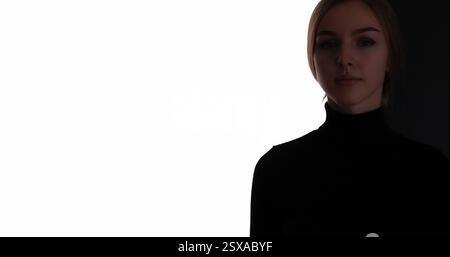 Silhouette féminine. Visage de beauté. Contour de contraste sombre de la femme confiante isolée sur fond blanc de publicité d'espace vide. Banque D'Images
