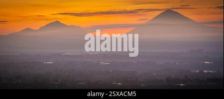 Vue sur le Mont Batur et le Mont Agung au lever du soleil, Bali, Indonésie, Asie du Sud-est, Asie Banque D'Images