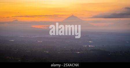 Vue sur le Mont Batur et le Mont Agung au lever du soleil, Bali, Indonésie, Asie du Sud-est, Asie Banque D'Images