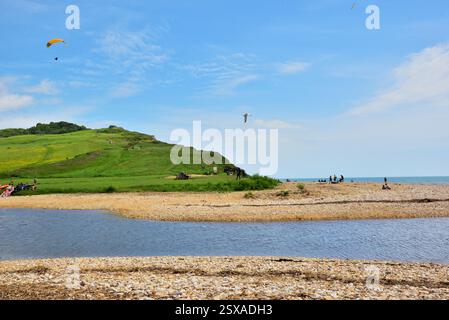 Un deltaplane survole la côte à Charmouth Beach, Dorset. Banque D'Images