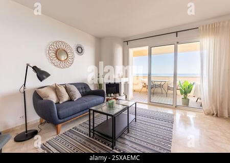 une image d'un appartement de luxe en bord de mer avec cheminée donnant sur la méditerranée Banque D'Images