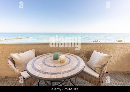 une image en gros plan d'une petite table et des chaises donnant sur la mer méditerranée de l'appartement en bord de mer Banque D'Images
