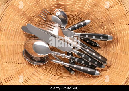 Couverts dans une assiette de paille, gros plan, vue de dessus. Banque D'Images