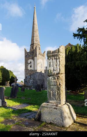 Broken High Cross, église St Columba's Church of Ireland, Kells, Co. Meath, Irlande Banque D'Images