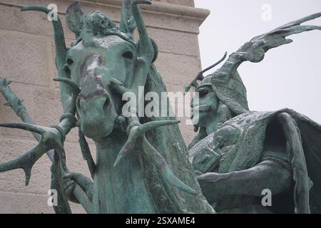 Statue équestre d'un magyar hongrois, sculpture de roi guerrier ; gros plan de statues à la base du monument de la place des héros à Budapest, Hongrie Banque D'Images