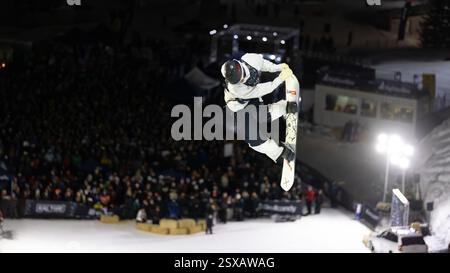 Calgary, Alberta, Canada. 21 février 2025. Jason Wolle des États-Unis en action lors de la compétition de demi-lune de snowboard masculin à la Coupe du monde de snowboard FIS 2025 Calgary. Banque D'Images