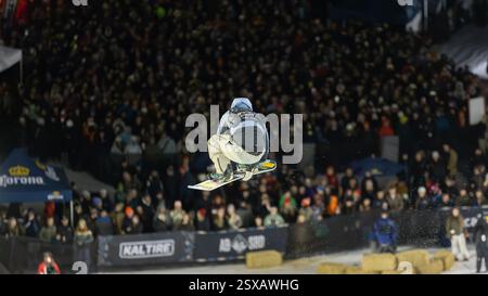 Calgary, Alberta, Canada. 21 février 2025. Ruka Hirano, du Japon, en action lors de la compétition de demi-lune de snowboard masculin à la Coupe du monde de snowboard FIS 2025 Calgary. Banque D'Images