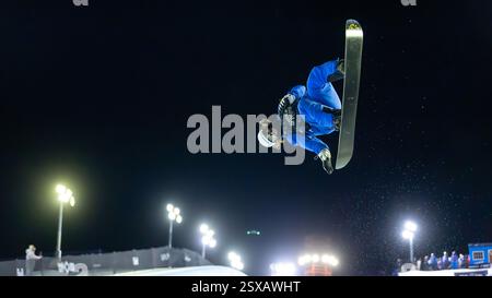 Calgary, Alberta, Canada. 21 février 2025. Patrick Burgener de Suisse en action lors de la compétition de demi-lune de snowboard masculin à la Coupe du monde de snowboard FIS 2025 Calgary. Banque D'Images