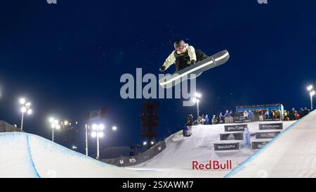 Calgary, Alberta, Canada. 21 février 2025. Elizabeth Hosking du Canada en action lors de la compétition de demi-lune de snowboard féminin à la Coupe du monde de snowboard FIS 2025 Calgary. Banque D'Images