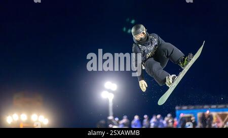 Calgary, Alberta, Canada. 21 février 2025. Isabelle Lötscher de Suisse en action lors de la compétition de demi-pipe de snowboard féminin à la Coupe du monde de snowboard FIS 2025 Calgary. Banque D'Images