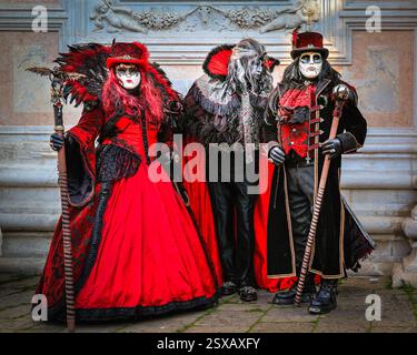Carnaval de Venise, groupe posant en costumes de vampire historiques, fêtards costumés, Venezia, Italie Banque D'Images