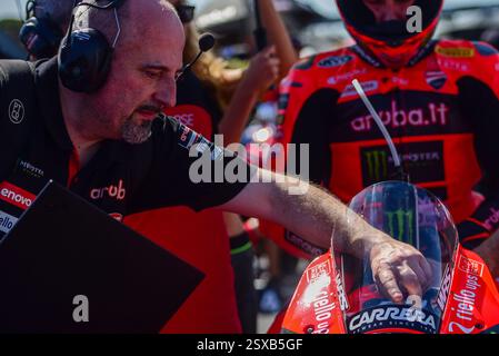 Phillip Island, Australie. 22 février 2025. L'ingénieur de l'équipe Aruba IT Racing est vu sur la grille du circuit du Grand Prix de Phillip Island avant la course Superbike du 38e Championnat du monde FIM Superbike, Australian Round. Crédit : SOPA images Limited/Alamy Live News Banque D'Images