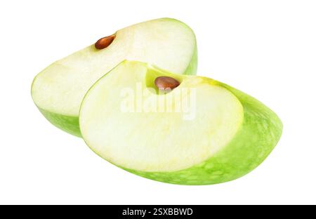 Deux tranches de pomme verte isolées sur fond blanc Banque D'Images