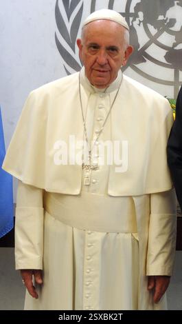 Manhattan, États-Unis d'Amérique. 26 septembre 2015. NEW YORK, NY - SEPTEMBRE 25 : le pape François s'adresse à l'Assemblée générale des Nations Unies le 25 septembre 2015 à New York City People : le pape François, Secrétaire général de l'ONU Ban Ki-Moon Credit : Storms Media Group/Alamy Live News Banque D'Images