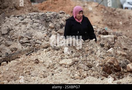 Djénine, Cisjordanie, Palestine. 23 février 2025. Une palestinienne traverse les décombres de maisons démolies par des bulldozers de l'armée israélienne dans la ville de Qabatiya, au sud de la ville de Djénine, en Cisjordanie. Les forces armées israéliennes ont mené une opération militaire dans la ville de Qabatiya, assiégeant les maisons de militants palestiniens, en arrêtant des dizaines et démolissant des infrastructures et des magasins. (Crédit image : © Nasser Ishtayeh/SOPA images via ZUMA Press Wire) USAGE ÉDITORIAL SEULEMENT! Non destiné à UN USAGE commercial ! Banque D'Images