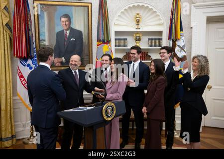 Le président Donald Trump fait des remarques lors de la prestation de serment du secrétaire au commerce Howard Lutnick, vendredi 21 février 2025, dans le bureau ovale. (Photo officielle de la Maison Blanche par Molly Riley) Banque D'Images