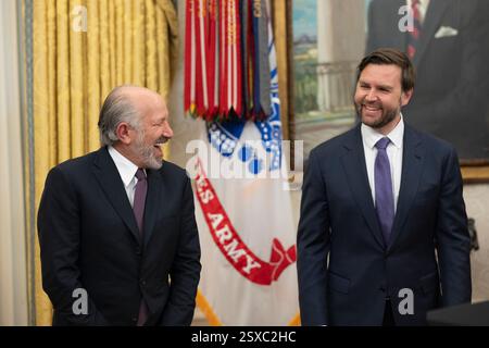 Le président Donald Trump fait des remarques lors de la prestation de serment du secrétaire au commerce Howard Lutnick, vendredi 21 février 2025, dans le bureau ovale. (Photo officielle de la Maison Blanche par Molly Riley) Banque D'Images