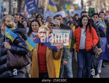 Saint Ouen, Paris, France. 23 février 2025. Les manifestants défilent avec des pancartes et des drapeaux ukrainiens lors d'un rassemblement de soutien à l'Ukraine à la veille du troisième anniversaire de l'invasion du pays par la Russie, à Paris le 23 février 2025. (Crédit image : © Sadak Souici/ZUMA Press Wire) USAGE ÉDITORIAL SEULEMENT! Non destiné à UN USAGE commercial ! Crédit : ZUMA Press, Inc/Alamy Live News Banque D'Images