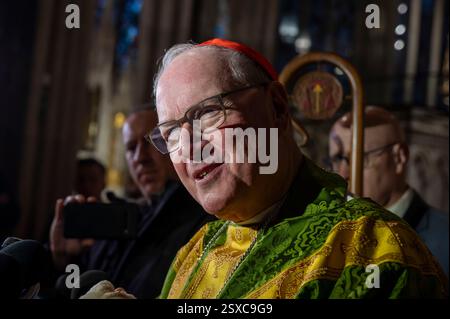 New York, États-Unis. 23 février 2025. NEW YORK, NEW YORK - 23 FÉVRIER : le cardinal Timothy Dolan, archevêque de New York, s'inquiète de la santé du pape François, dit « ça ne va pas bien », et se souvient des visites du pape François à New York et de la cathédrale de Patrick en 2015 lors d'un presseur à la cathédrale de Patrick le 23 février 2025 à New York. Crédit : Ron Adar/Alamy Live News Banque D'Images