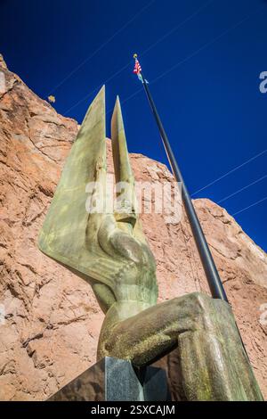 Statue d'un homme avec un drapeau sur un poteau. La statue est en bronze Banque D'Images