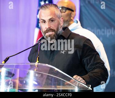 Washington, États-Unis. 23 février 2025. Michael Fanone, ancien officier de police du Capitole, s'exprimant au Sommet Principles First à Washington, DC crédit : SOPA images Limited/Alamy Live News Banque D'Images