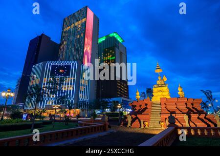Phnom Penh, Camboda - 22 février 2025 : vue nocturne du paysage urbain du Nagaworld Hotel Casino et de la statue de Samdech Choun Nath à Phnom Penh, Cambodge. Banque D'Images