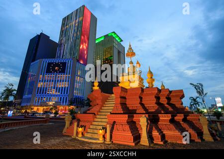 Phnom Penh, Camboda - 22 février 2025 : vue nocturne du paysage urbain du Nagaworld Hotel Casino et de la statue de Samdech Choun Nath à Phnom Penh, Cambodge. Banque D'Images