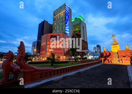 Phnom Penh, Camboda - 22 février 2025 : vue nocturne du paysage urbain du Nagaworld Hotel Casino et de la statue de Samdech Choun Nath à Phnom Penh, Cambodge. Banque D'Images