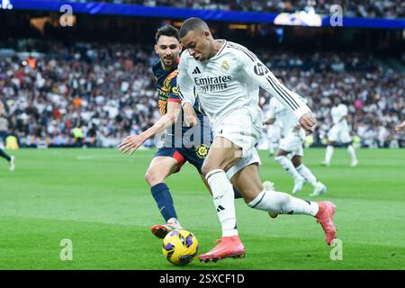 Madrid, Espagne. 23 février 2025. Kylian Mbappe (R) du Real Madrid affronte Ivan Martin du Girona FC lors du match de football LaLiga entre le Real Madrid et le Girona FC à Madrid, en Espagne, le 23 février 2025. Crédit : Gustavo Valiente/Xinhua/Alamy Live News Banque D'Images