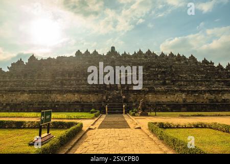 Borobudur ou Barabudur, un temple bouddhiste mahayana dans la régence de Magelang, Java, Indonésie Banque D'Images