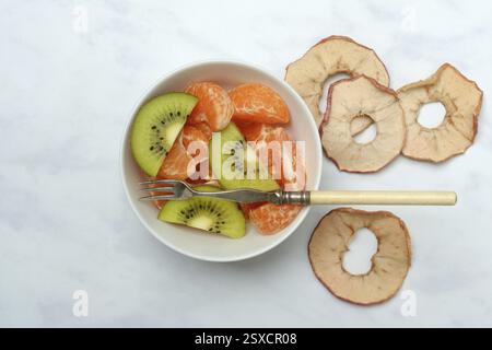 Morceaux de clémentine et tranches de kiwi en pelure, tranches de pommes séchées Banque D'Images